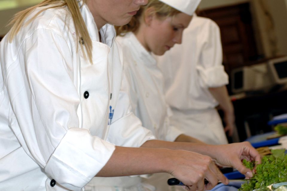 Köche bereiten im Rahmen von Copenhagen Cooking Smørrebrød zu