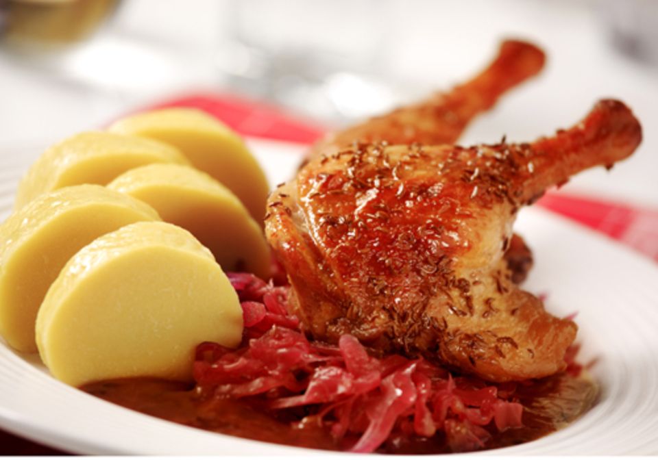 Braten, Klöße, Gemüse und Sauce - ein ganz typisches böhmisches Essen Braten, Klöße, Gemüse und Sauce - ein ganz typisches böhmisches Essen