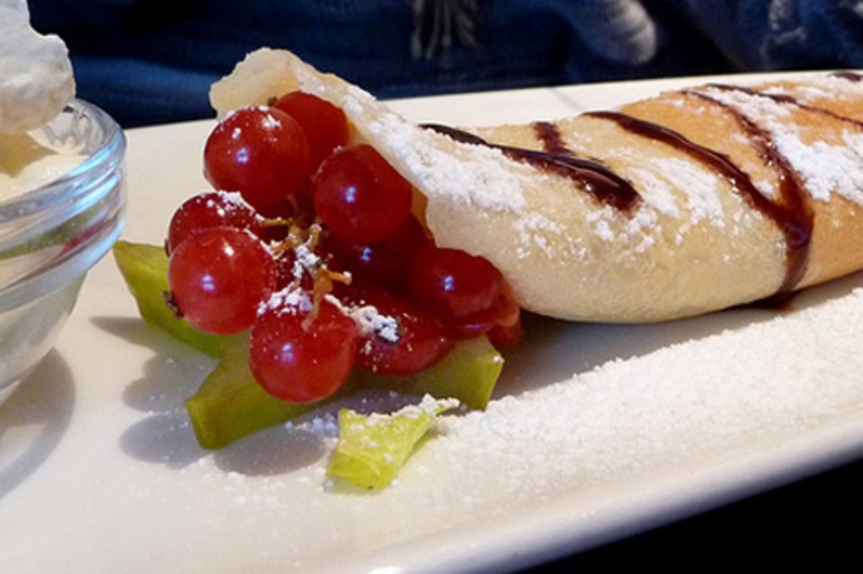 Palatschinken oder Palacinki sind beliebte böhmische Süßspeisen Palatschinken oder Palacinki sind beliebte böhmische Süßspeisen