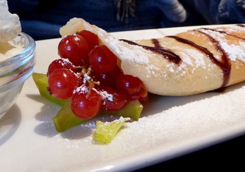 Palatschinken oder Palacinki sind beliebte böhmische Süßspeisen Palatschinken oder Palacinki sind beliebte böhmische Süßspeisen