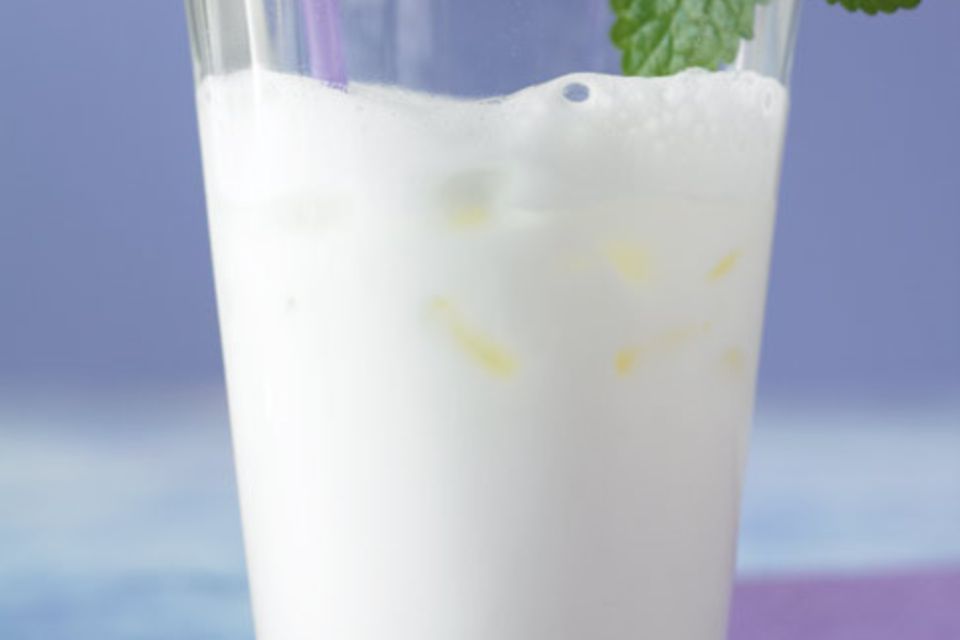Lassi, Ayran und Dugh: Joghurt-Misch-Getränke Lassi, Ayran und Dugh: Joghurt-Misch-Getränke