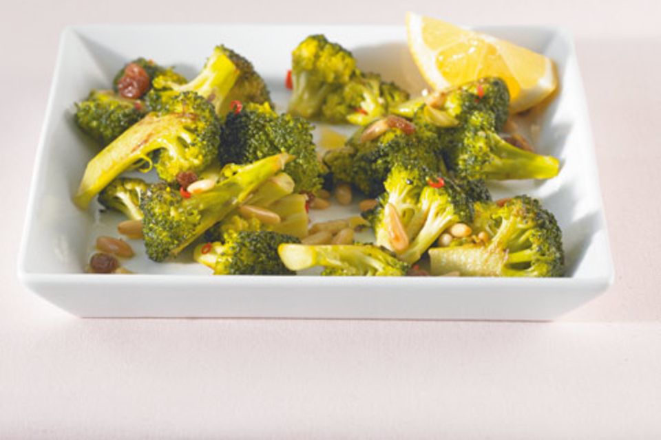Zitronensaft unterstreicht den feinen Eigengeschmack des Broccoli
