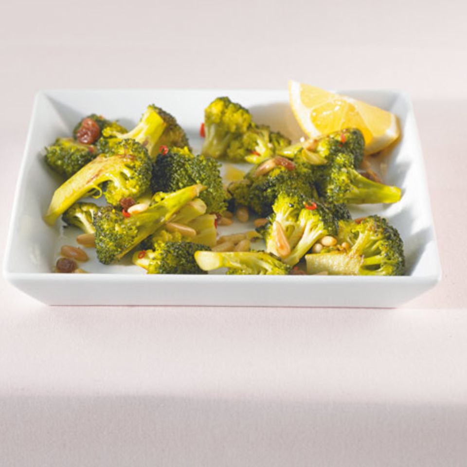 Zitronensaft unterstreicht den feinen Eigengeschmack des Broccoli