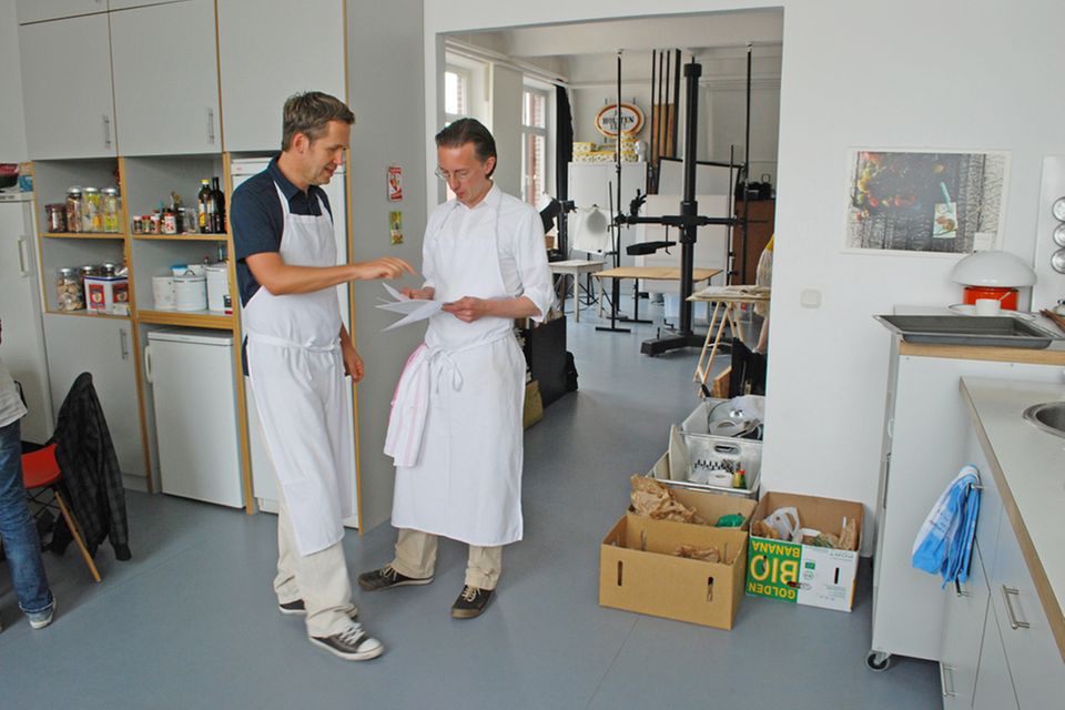 essen&trinken-Köche Jürgen Büngener (l.) und Michele Wolken besprechen, welches Gericht sie zuerst kochen