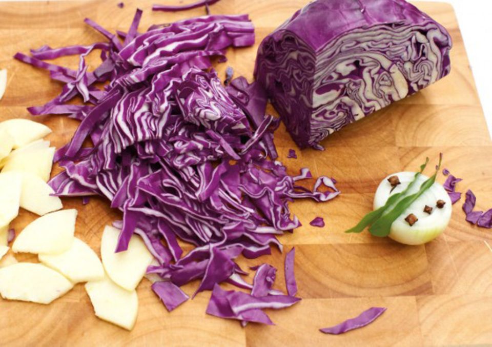 Apfel-Rotkohl bekommt durch Gewürze ein intensives Aroma Apfel-Rotkohl bekommt durch Gewürze ein intensives Aroma