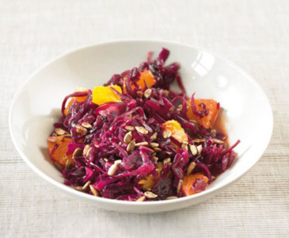 Rotkohl-Orangen-Salat: Das fruchtige Aroma passt perfekt Rotkohl-Orangen-Salat: Das fruchtige Aroma passt perfekt