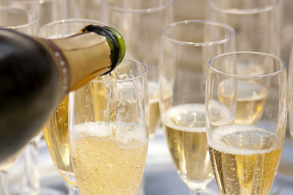 Sekt ist ein beliebtes Getränk zum Anstoßen bei besonderen Gelegenheiten Sekt ist ein beliebtes Getränk zum Anstoßen bei besonderen Gelegenheiten
