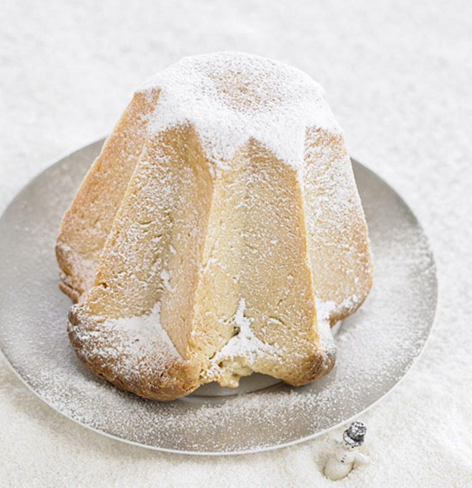 Pandoro in der typischen Form eines 8-zackigen Sterns Pandoro in der typischen Form eines 8-zackigen Sterns