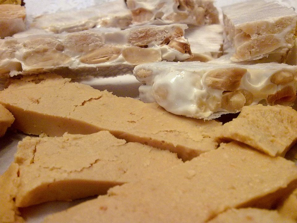 Im Hintergrund ist hartes Turrón zu sehen, im Vordergrund die weiche Variante Im Hintergrund ist hartes Turrón zu sehen, im Vordergrund die weiche Variante