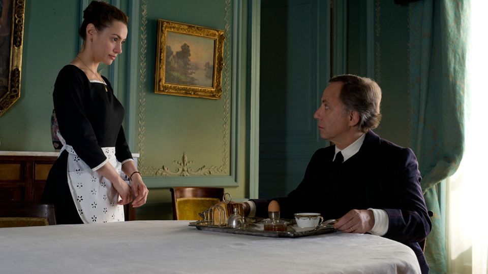 Maria serviert Monsieur Joubert sein Frühstück Maria serviert Monsieur Joubert sein Frühstück