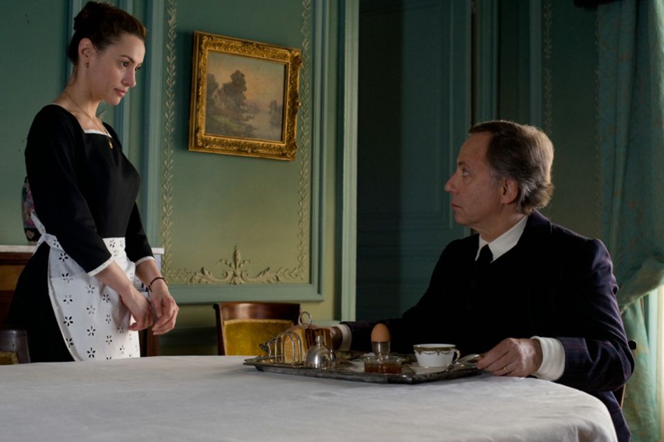 Maria serviert Monsieur Joubert sein Frühstück
