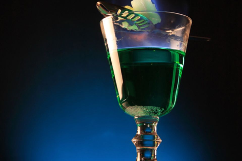 Bei der tschechischen Methode wird ein Absinthgetränkter Zuckerwürfel auf einen speziellen Löffel gelegt und über dem Glas angezündet.