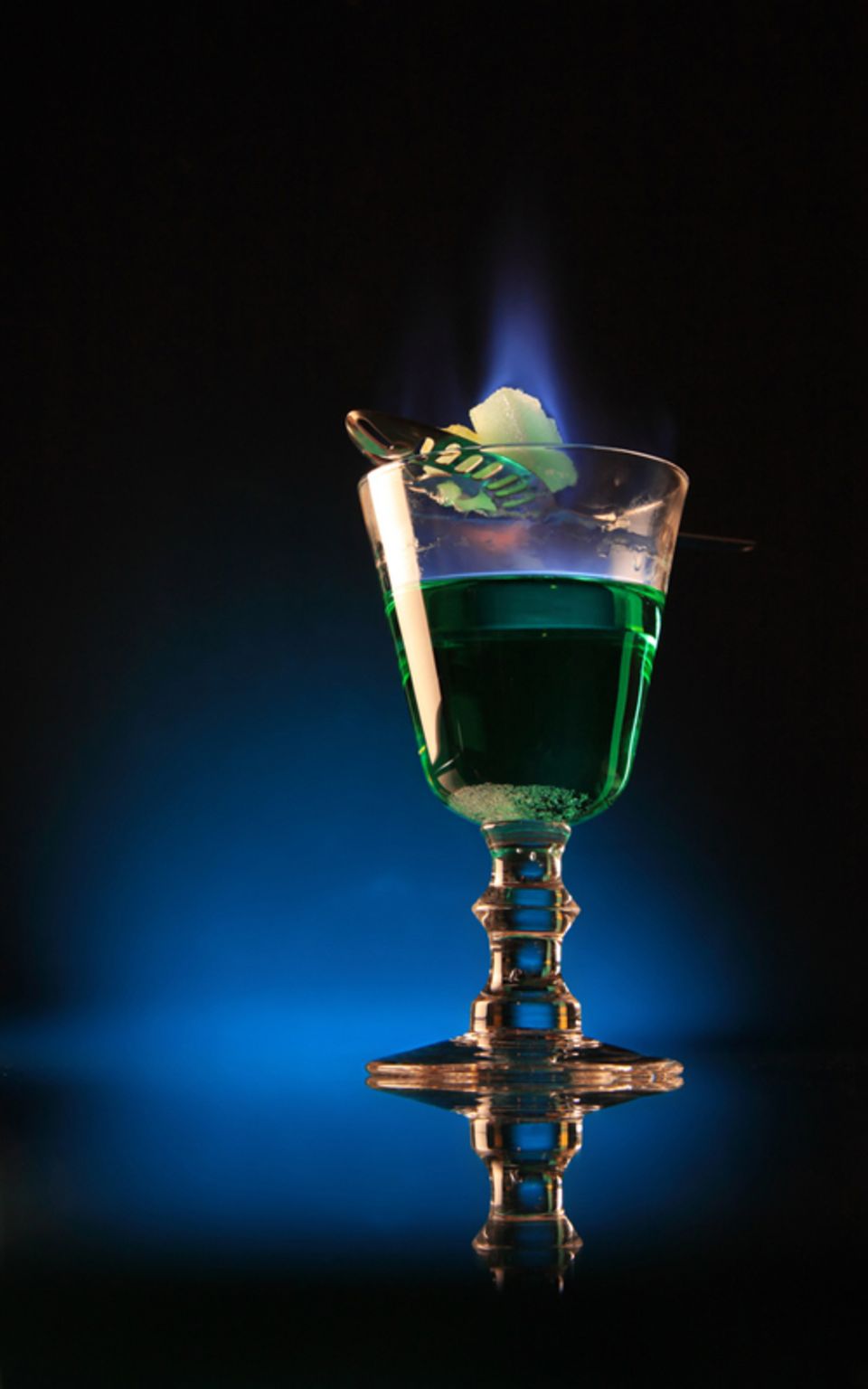 Bei der tschechischen Methode wird ein Absinthgetränkter Zuckerwürfel auf einen speziellen Löffel gelegt und über dem Glas angezündet. Bei der tschechischen Methode wird ein Absinthgetränkter Zuckerwürfel auf einen speziellen Löffel gelegt und über dem Glas angezündet.