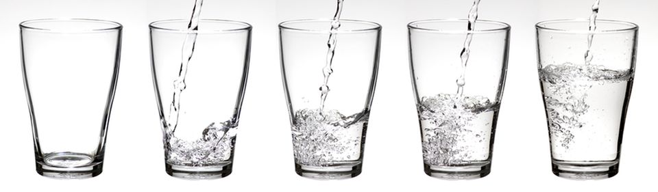Mineralwasser beugt Kater vor und lindert ihn Mineralwasser beugt Kater vor und lindert ihn