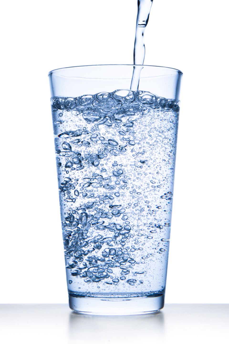 Mineralwasser beugt Kater vor und lindert ihn Mineralwasser beugt Kater vor und lindert ihn