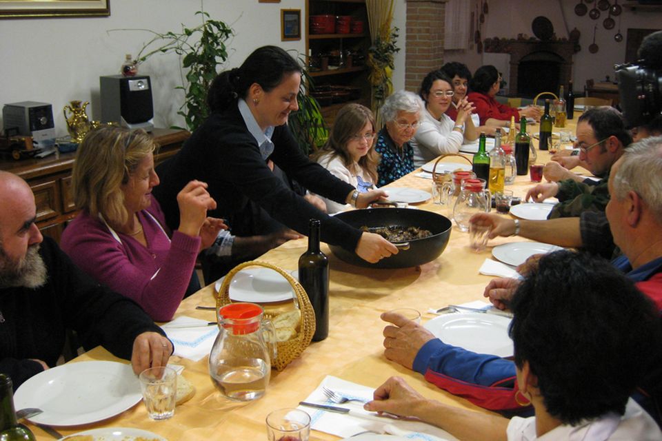 Die 17köpfige Familie Ferri beim Abendessen
