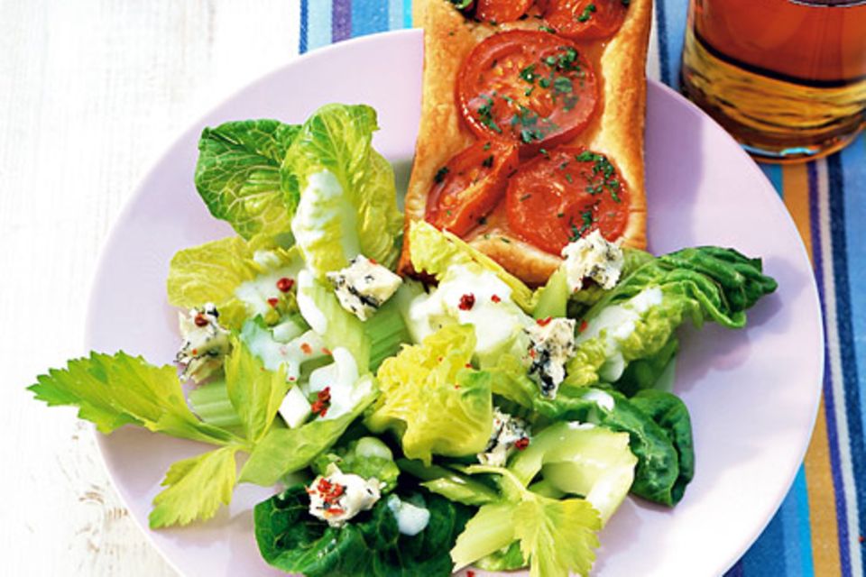 Ein Salat zur Pizza sorgt für zusätzliche Vitamine und Mineralstoffe.