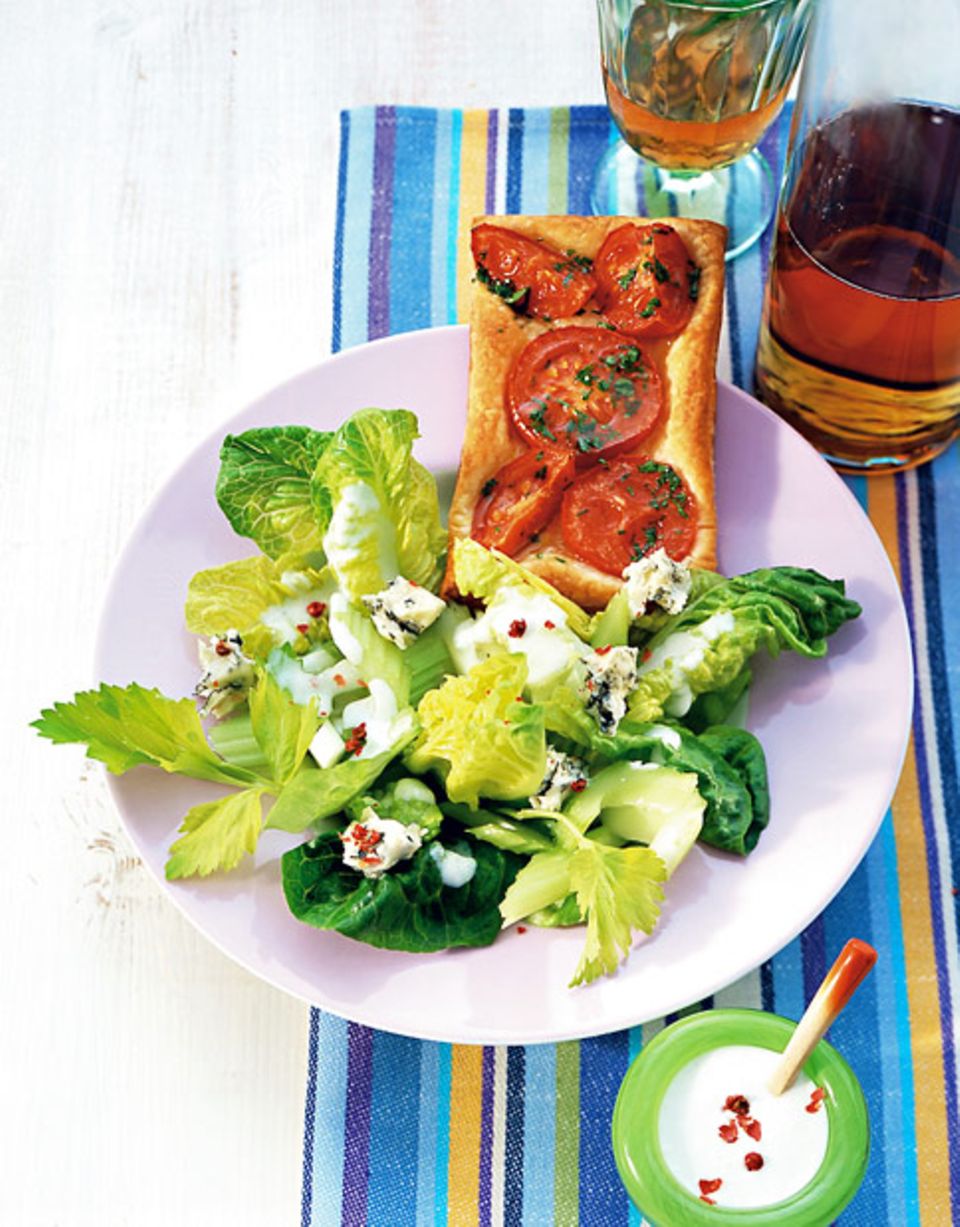 Ein Salat zur Pizza sorgt für zusätzliche Vitamine und Mineralstoffe. Ein Salat zur Pizza sorgt für zusätzliche Vitamine und Mineralstoffe.