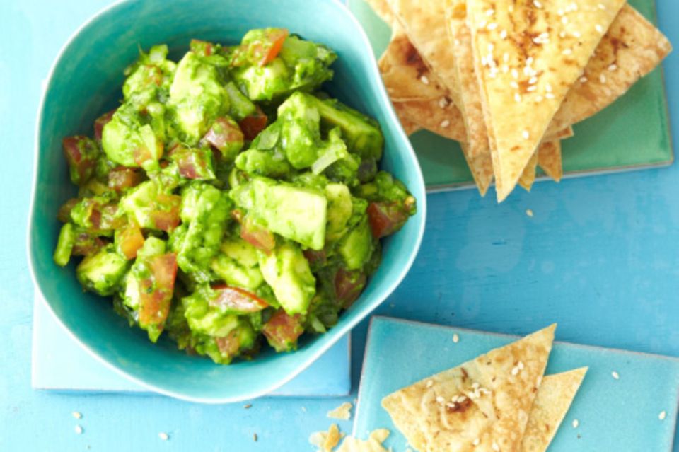 Tortillachips mit Guacamole Tortillachips mit Guacamole