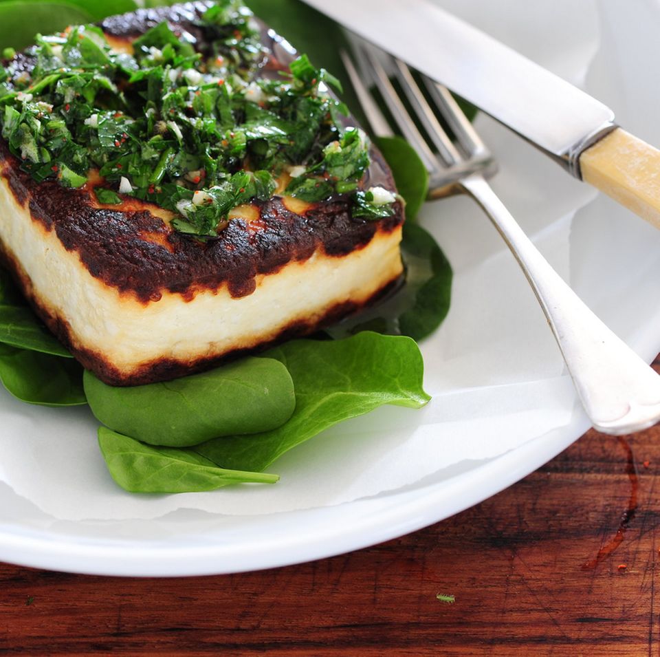 In Argentinien eher untypisch: Chimichurri zum Tofusteak. In Argentinien eher untypisch: Chimichurri zum Tofusteak.