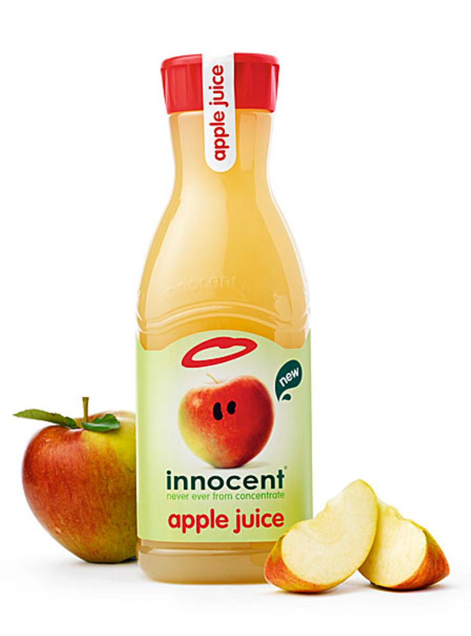 Acht ganze Äpfel stecken in einer Flasche innocent apple juice Acht ganze Äpfel stecken in einer Flasche innocent apple juice