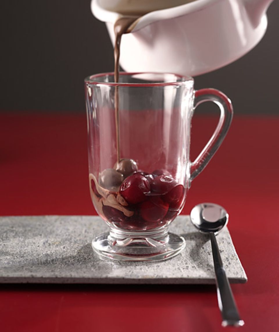 Genuss pur: Rumtopf mit heißer Schokolade. Genuss pur: Rumtopf mit heißer Schokolade.