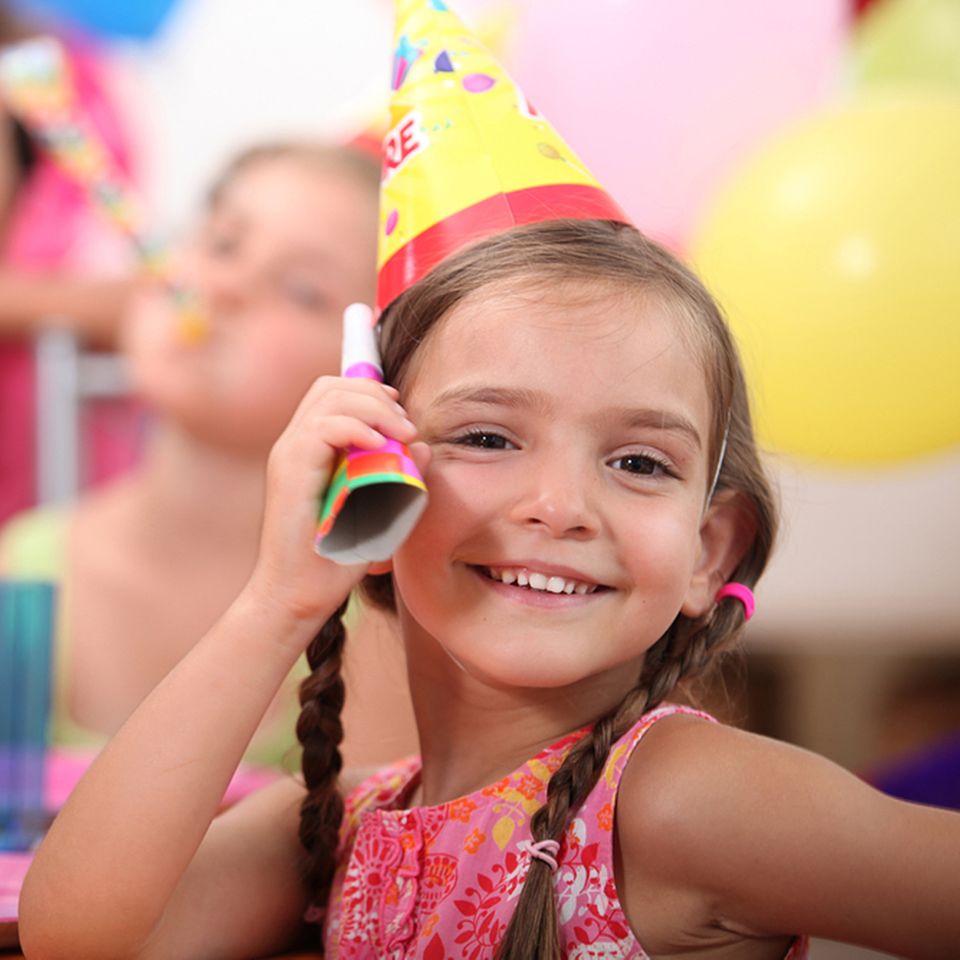 Mädchen beim Kindergeburtstag Mädchen beim Kindergeburtstag