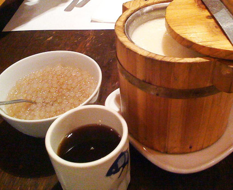 Taho wird aus drei Zutaten zubereitet: Eis, Sirup und Sago-Perlen. Taho wird aus drei Zutaten zubereitet: Eis, Sirup und Sago-Perlen.