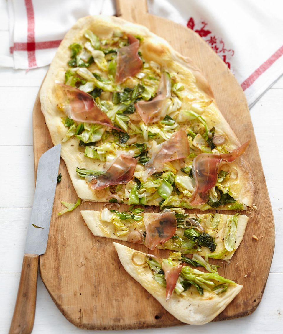 Kross und köstlich: Flammekuchen mit Spitzkohl. Kross und köstlich: Flammekuchen mit Spitzkohl.