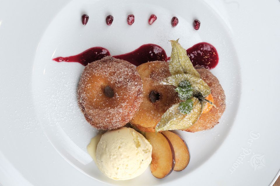 Rezept aus dem Buch: "Apfelkücherl in Weißbierteig mit Vanilleeis" Rezept aus dem Buch: "Apfelkücherl in Weißbierteig mit Vanilleeis"