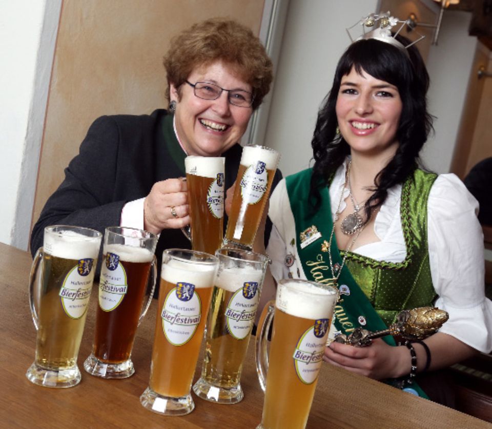 Attenkirchens Bürgermeisterin Brigitte Niedermeier und die Hallertauer Hopfenkönigin Veronika Springer Attenkirchens Bürgermeisterin Brigitte Niedermeier und die Hallertauer Hopfenkönigin Veronika Springer