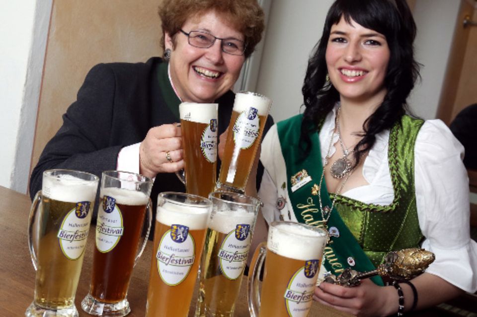 Attenkirchens Bürgermeisterin Brigitte Niedermeier und die Hallertauer Hopfenkönigin Veronika Springer Attenkirchens Bürgermeisterin Brigitte Niedermeier und die Hallertauer Hopfenkönigin Veronika Springer