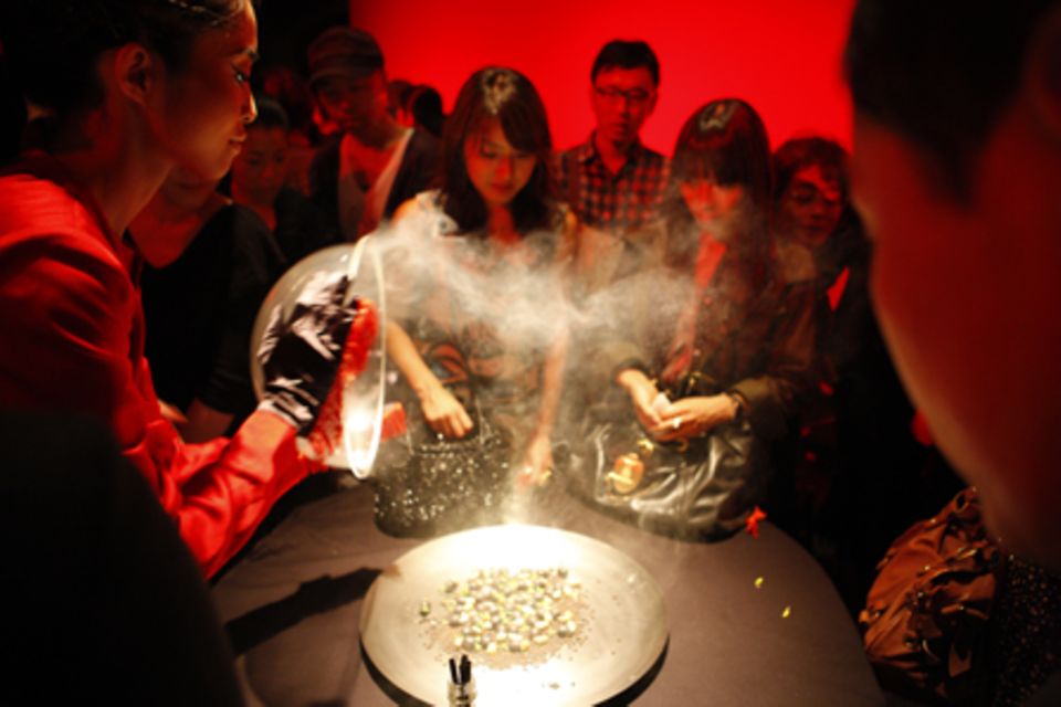 Fooddesignerin Ayako Suwa aus Tokyo präsentiert zum Berliner Taste Festival eine Eat-Art-Peformance Fooddesignerin Ayako Suwa aus Tokyo präsentiert zum Berliner Taste Festival eine Eat-Art-Peformance