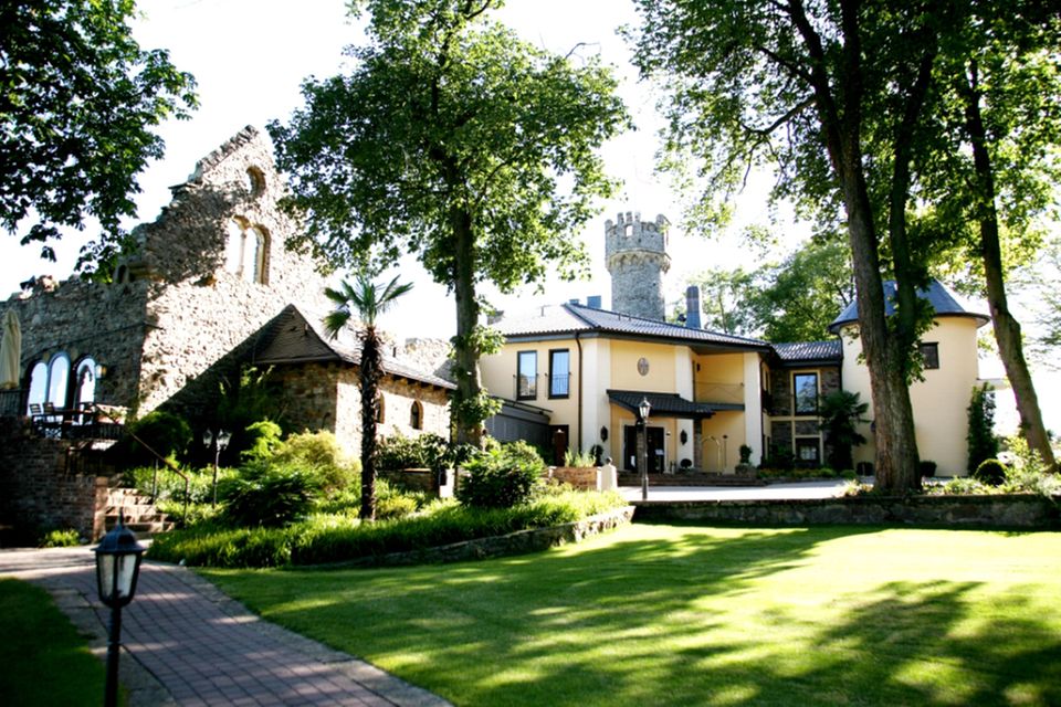 Die Burg Schwarzenstein im Rheingau bildet die Kulisse des Gourmetfestes "Ein Sommernachtstraum" Die Burg Schwarzenstein im Rheingau bildet die Kulisse des Gourmetfestes "Ein Sommernachtstraum"