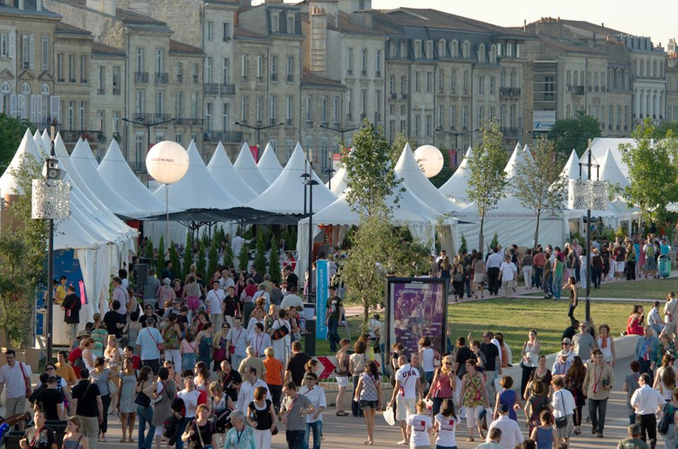 Weinpavillons entlang der Uferpromenade in Bordeaux Weinpavillons entlang der Uferpromenade in Bordeaux