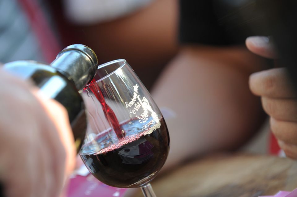 Das Probierglas wird mit Wein gefüllt Das Probierglas wird mit Wein gefüllt