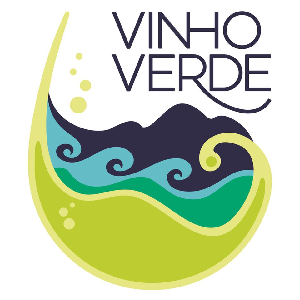 Das Vinho Verde-Logo zeigt sich in frischen Farben und spritziger Form – passend zu den Weinen, die es auszeichnet Das Vinho Verde-Logo zeigt sich in frischen Farben und spritziger Form – passend zu den Weinen, die es auszeichnet