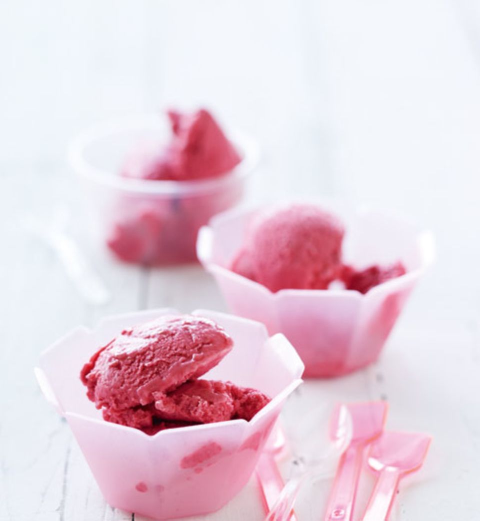 Ein fruchtiges cremiges Beeren-Sorbet ist in nur 20 Minuten selbst gemacht Ein fruchtiges cremiges Beeren-Sorbet ist in nur 20 Minuten selbst gemacht
