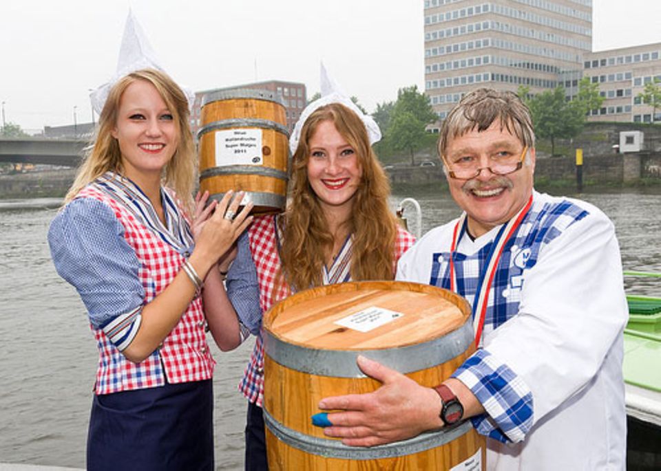 Auch in diesem Jahr wird in Bremen das erste Matjes-Fass für einen guten Zweck versteigert Auch in diesem Jahr wird in Bremen das erste Matjes-Fass für einen guten Zweck versteigert