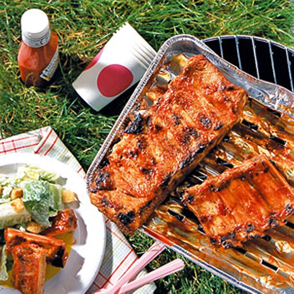 Grillschälchen schützen das Fleisch vor Rauch und Asche. Klappt übrigens auch mit einfacher Alufolie Grillschälchen schützen das Fleisch vor Rauch und Asche. Klappt übrigens auch mit einfacher Alufolie