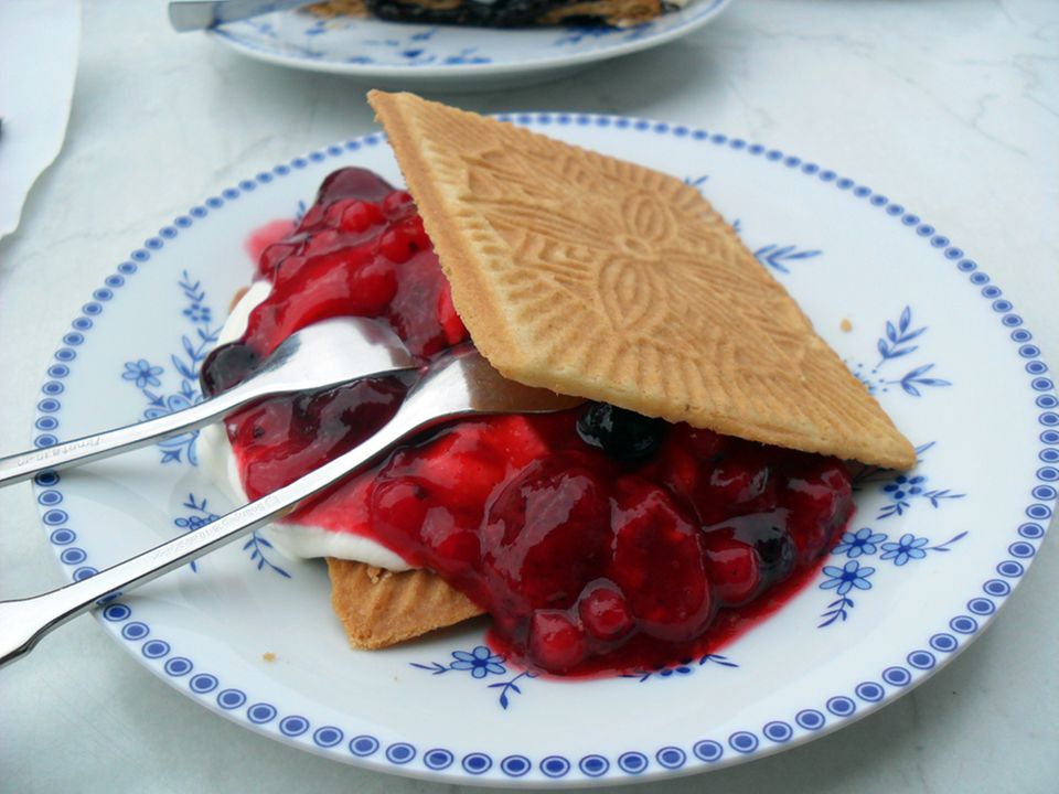 Friesen-Waffeln aus Mürbeteig - mit Sahne und roter Grütze Friesen-Waffeln aus Mürbeteig - mit Sahne und roter Grütze