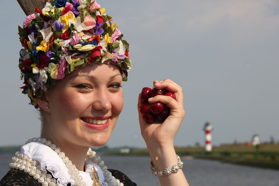 Die Blütenkönigin repräsentiert das Alte Land und sein Obst Die Blütenkönigin repräsentiert das Alte Land und sein Obst