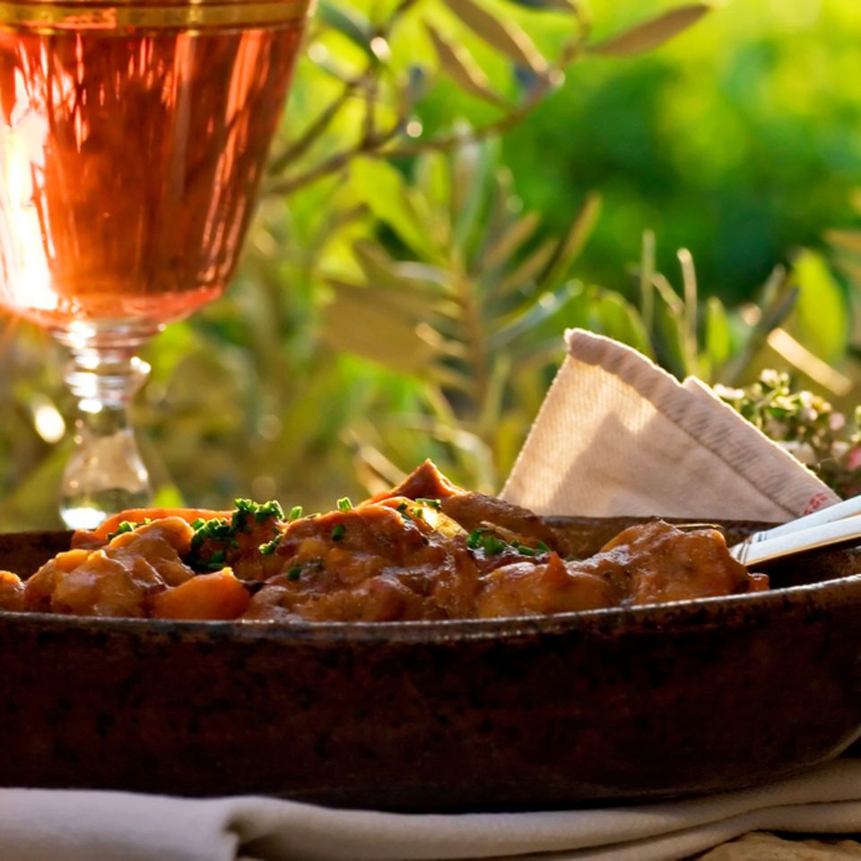 Im Sommer passt ein kühler Rosé besonders gut zu provenzalischen Gerichten