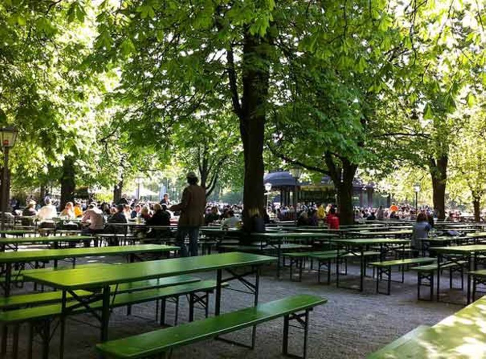 Typischer Biergarten in München Typischer Biergarten in München