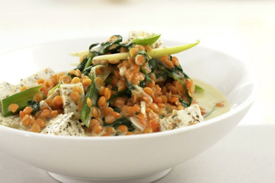 Farbenfroh, nährstoffhaltig und vielseitig: Linsen-Curry mit Reis und viel Gemüse