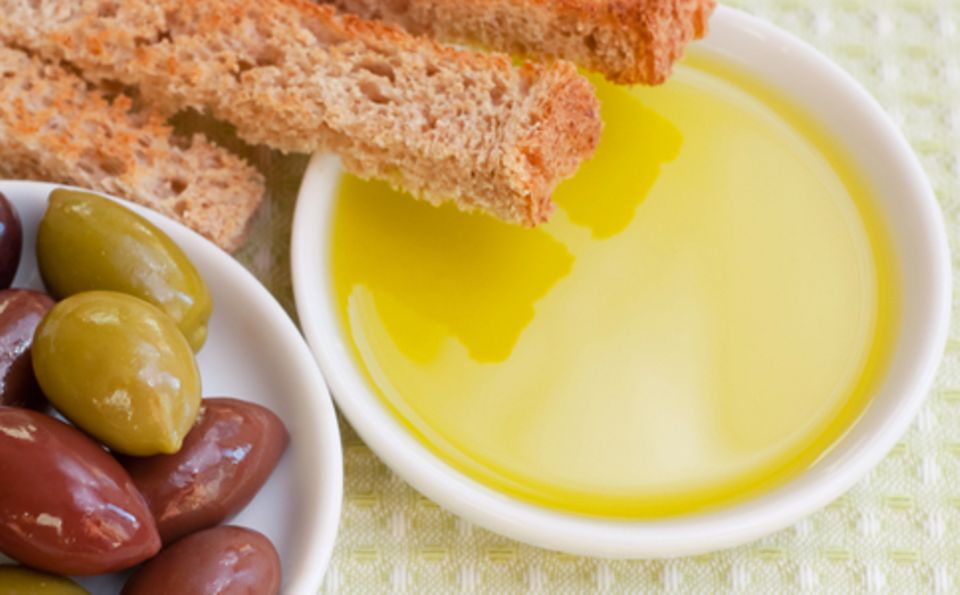 In der mediterranen Küche wird Olivenöl sowohl für kalte als auch warme Speisen verwendet In der mediterranen Küche wird Olivenöl sowohl für kalte als auch warme Speisen verwendet