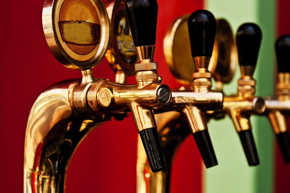 Belgisches Bier kommt aus dem Zapfhahn in eins der vielen verschiedenen Gläser