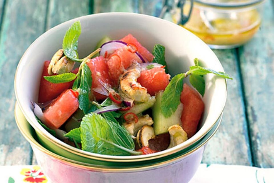 Obst, Salate und Gemüse geben dem Körper viel Wasser und Vitalstoffe