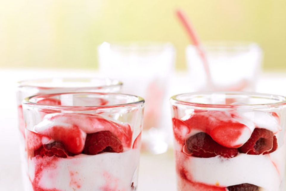 Ein Dessert mit Joghurt und frischem Obst ist ideal als Nachtisch geeignet