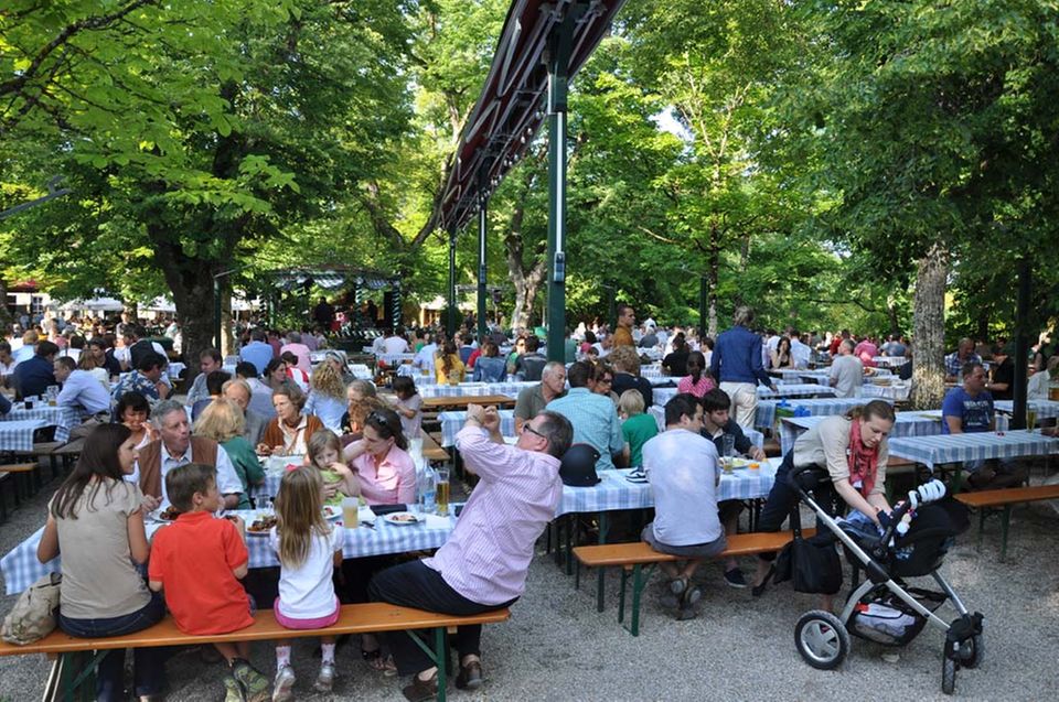 Draußen Biergarten, drinnen Restaurant Draußen Biergarten, drinnen Restaurant